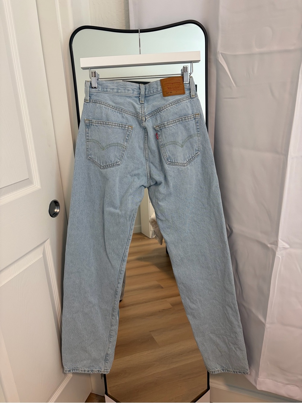 Classic mid-rise, loose and straight fit - Picture 4 of 4